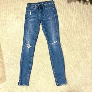 Distressed skinny jeans